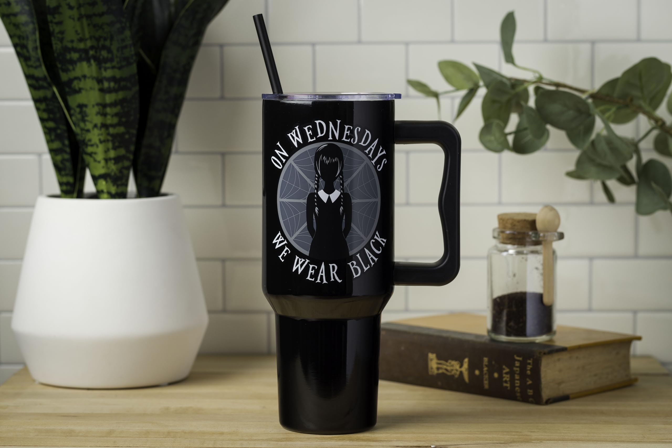 Silver Buffalo lid and black reusable straw detail, secure spill-resistant feature