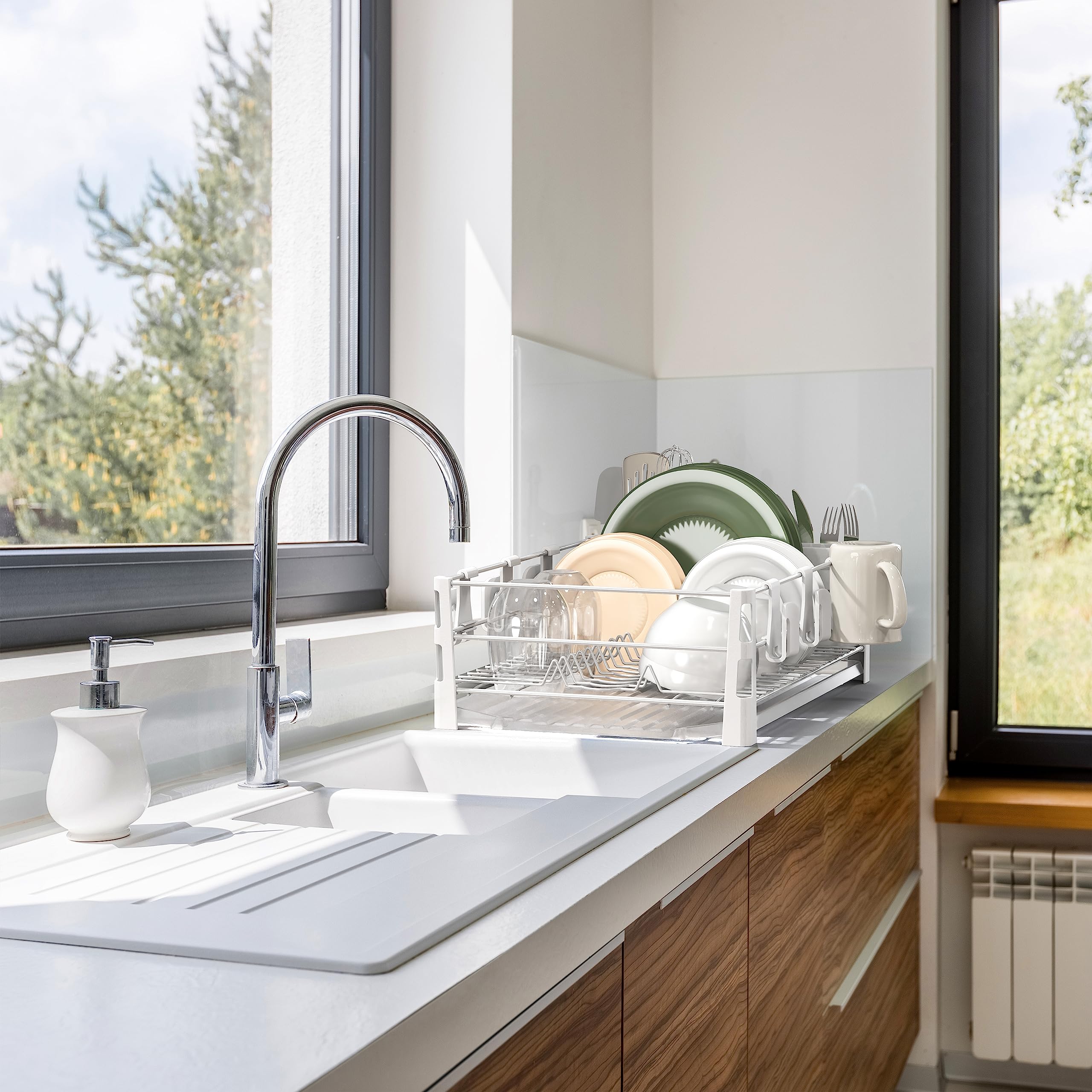 Simple Houseware size comparison with dishes showing compact footprint and capacity clarity
