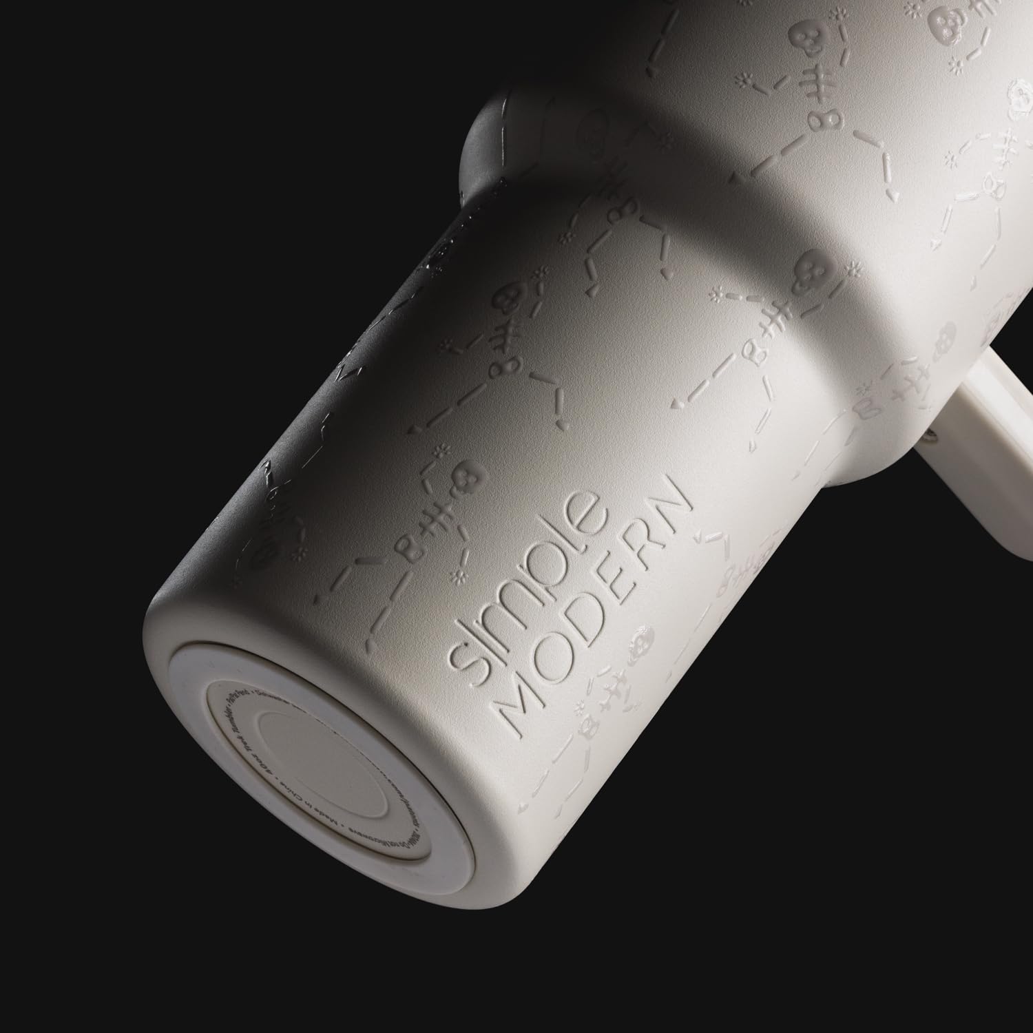 Simple Modern locking silicone straw lid detail for spill-free transport