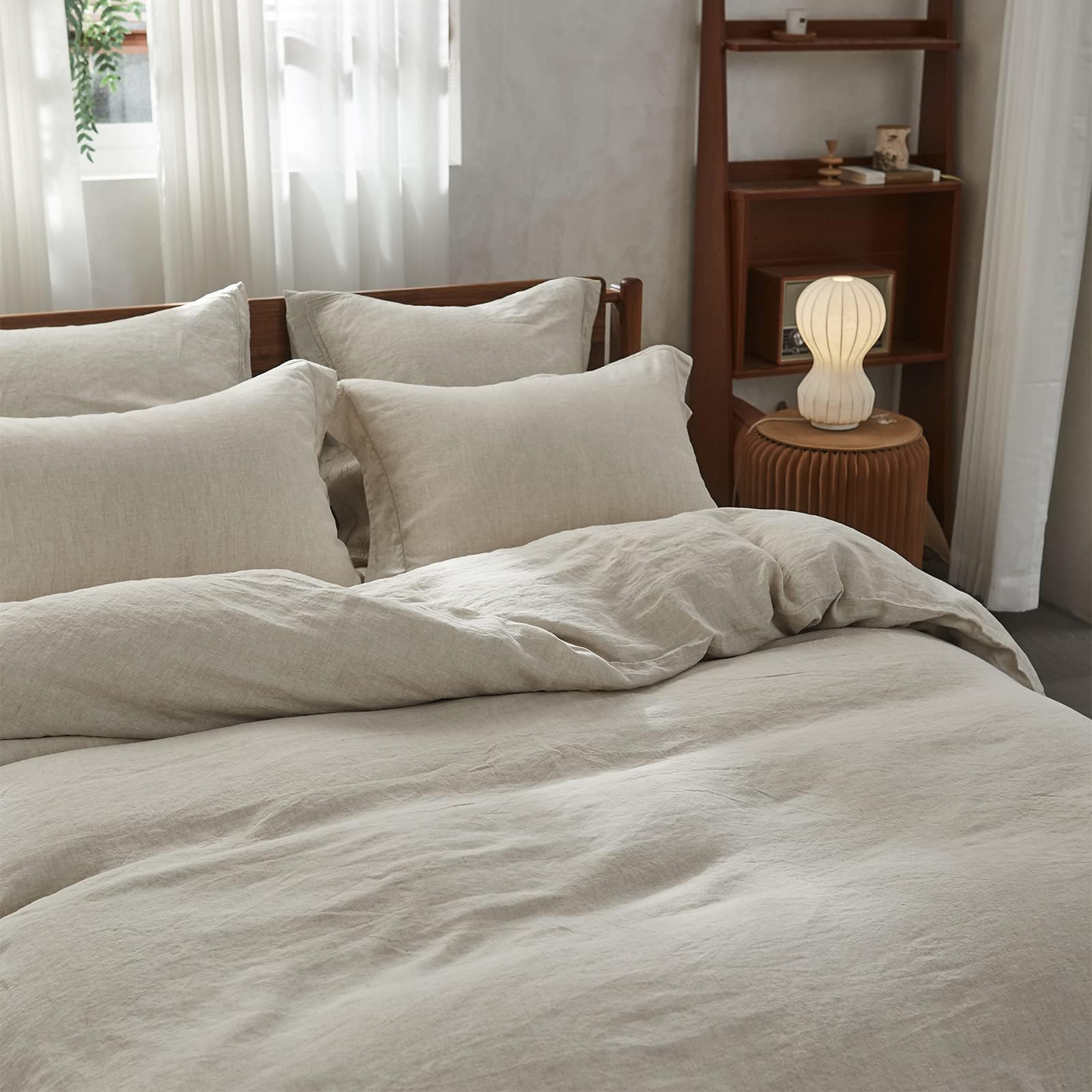 Simple&Opulence styled bedroom with duvet set creating cozy, inviting atmosphere