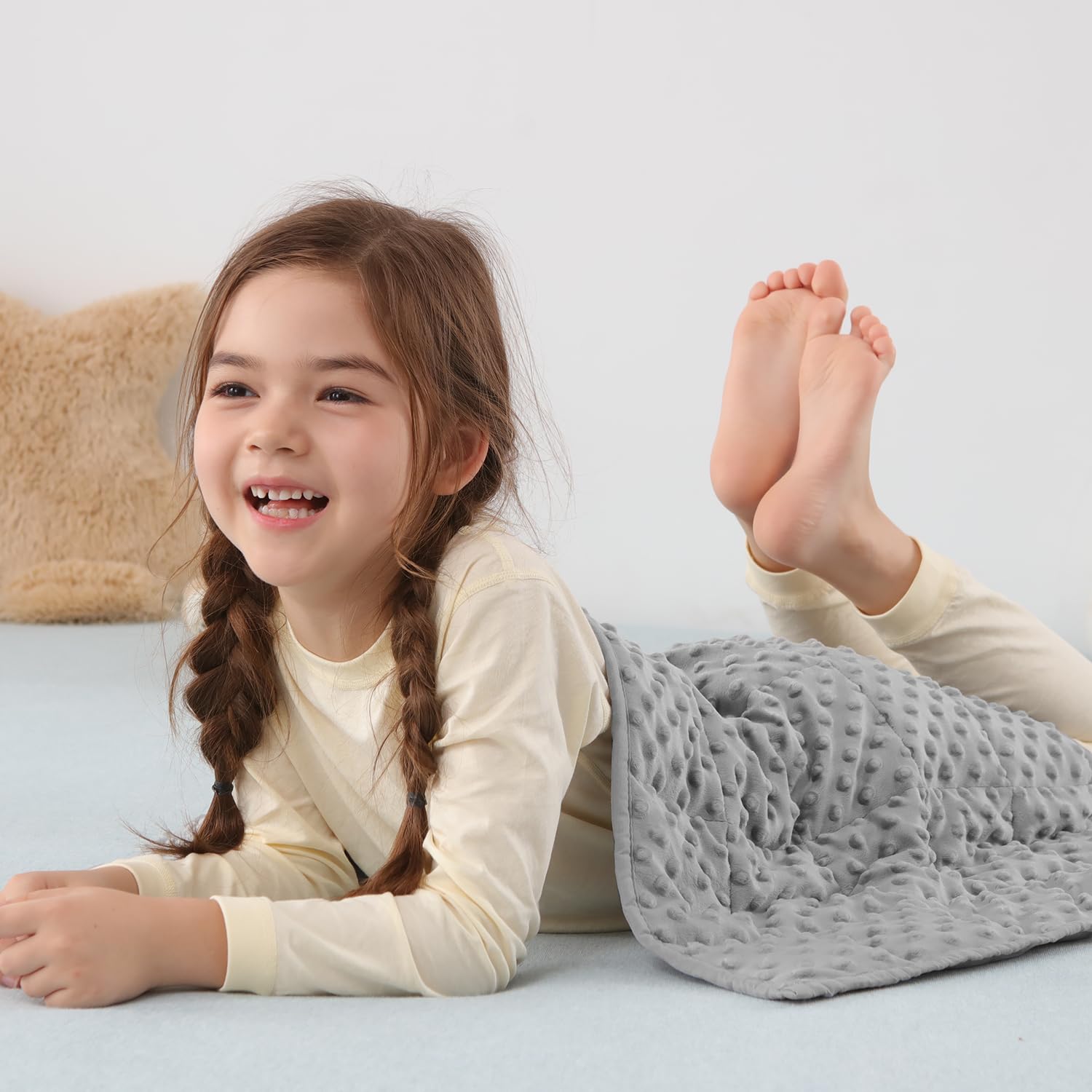 Sivio front view showing compact weighted lap blanket and packaging benefit comfort