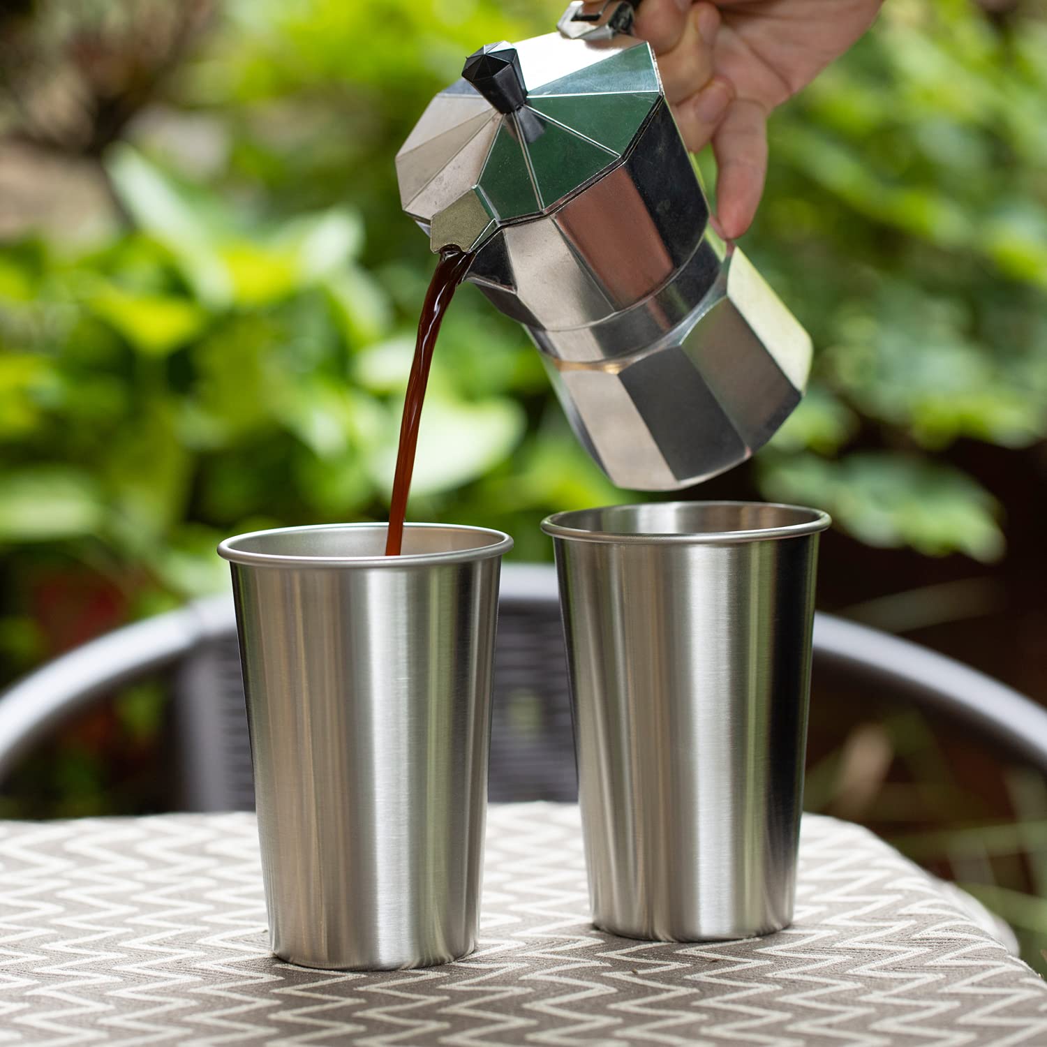 SMLIXE cups on picnic table showing outdoor-ready, reusable convenience