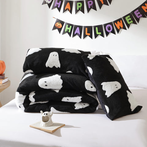 Smoofy fluffed comforter laid flat showing loft and lightweight warmth benefits