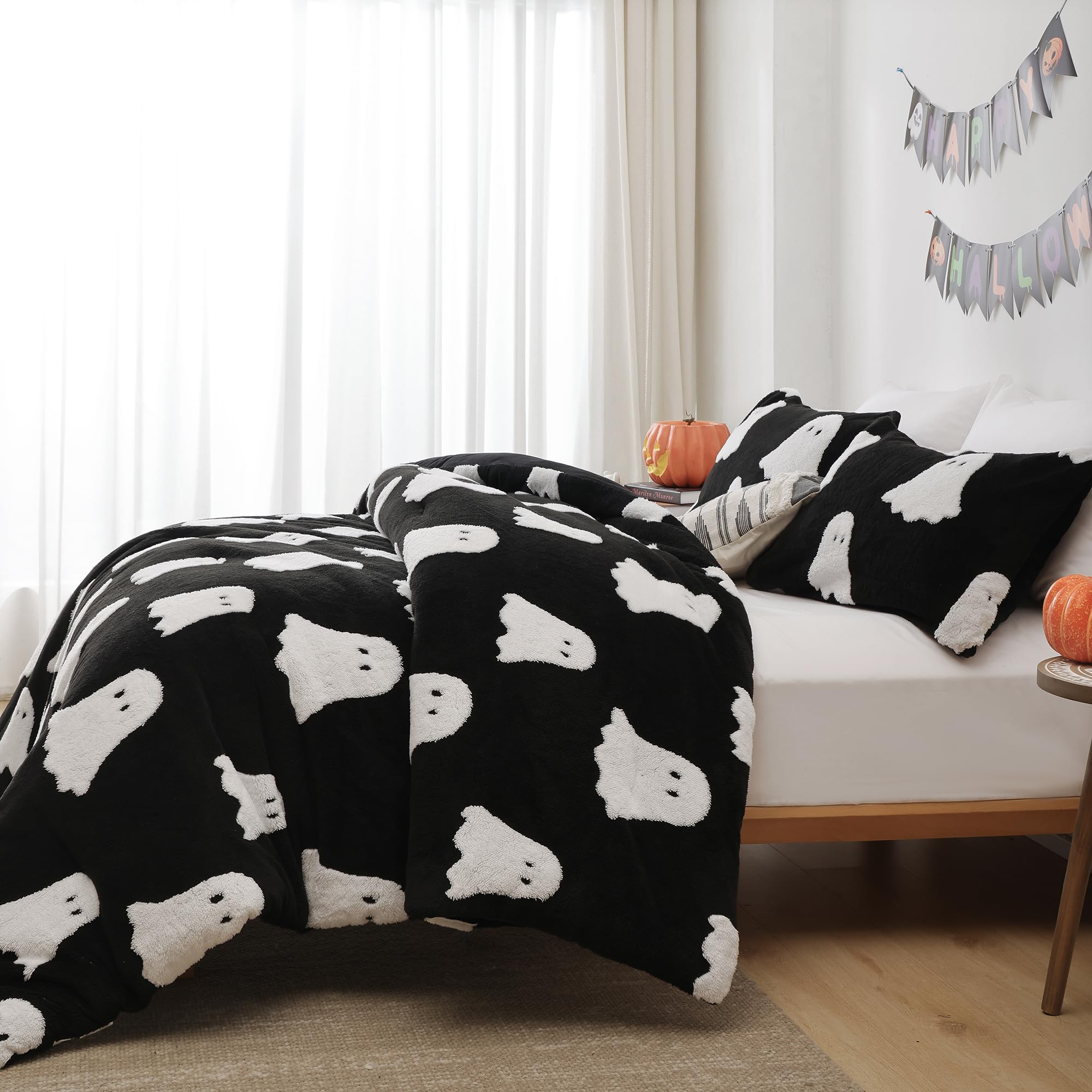 Smoofy comforter in a Halloween-styled room showing playful seasonal atmosphere