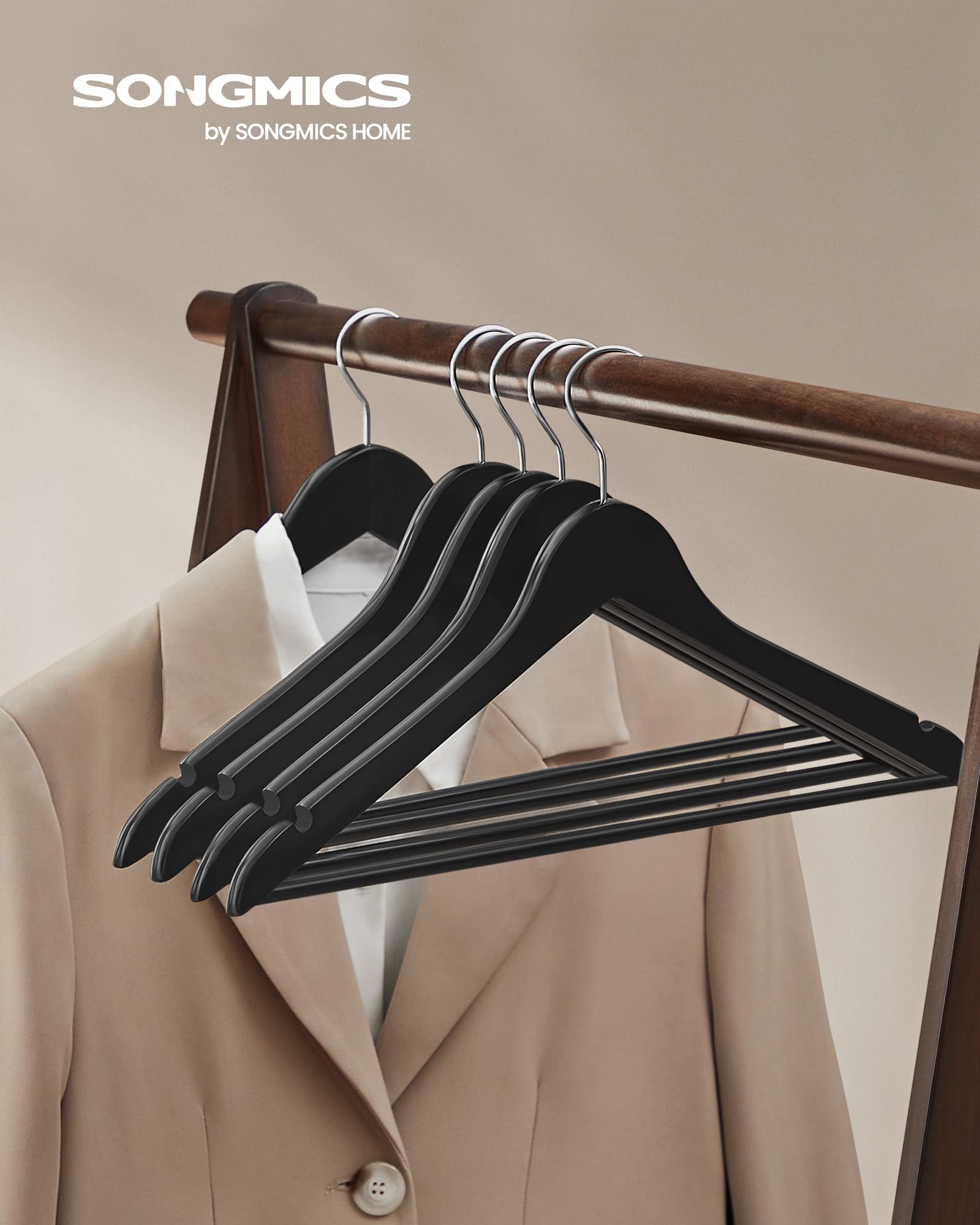 SONGMICS close-up of hanger shoulder curve protecting garments and reducing shoulder bumps