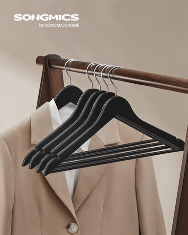 SONGMICS close-up of hanger shoulder curve protecting garments and reducing shoulder bumps