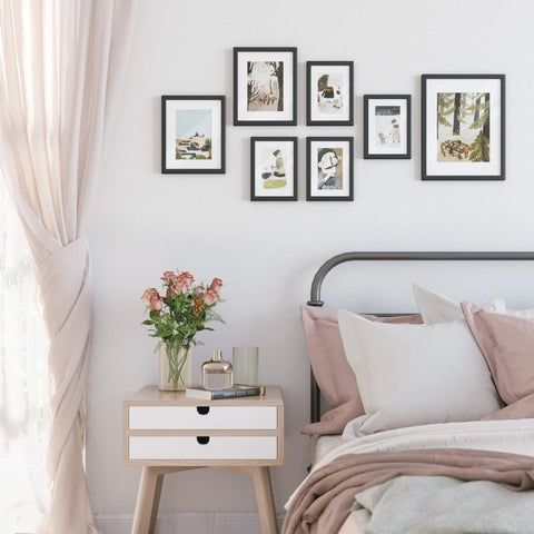 SONGMICS frames beside printed photos illustrating size compatibility benefit