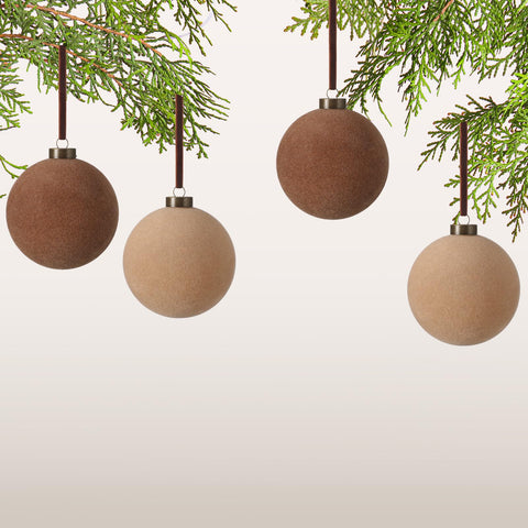 Sotiff table centerpiece with brown velvet ornaments creating elegant warm atmosphere
