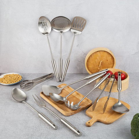 Standcn spaghetti server lifting pasta for easy serving control