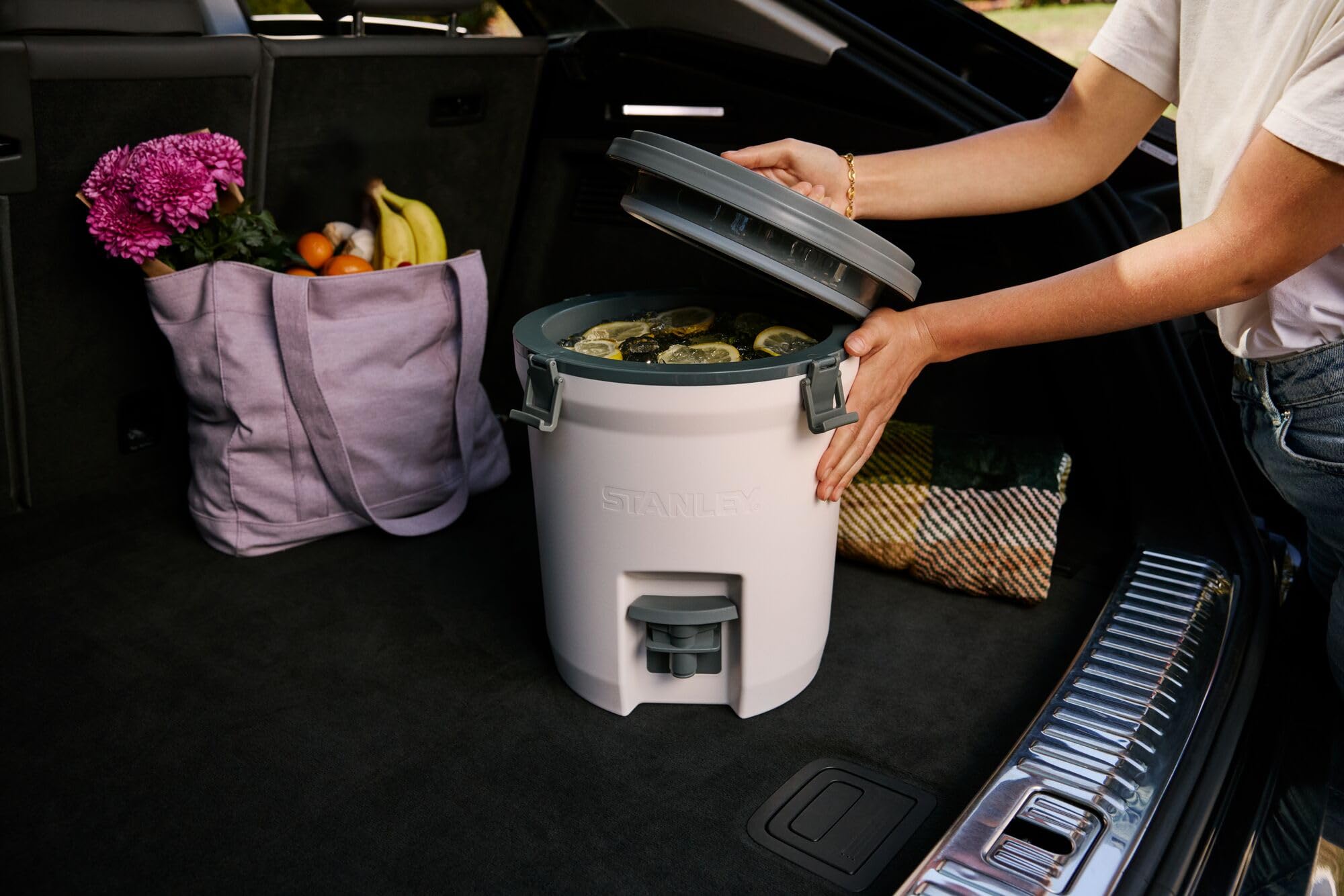 STANLEY lid and latch detail highlighting leak-resistant closure and secure transport