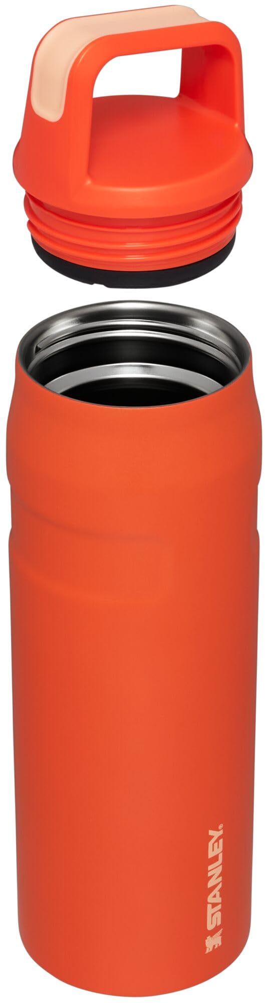 STANLEY IceFlow cap and carry handle close-up for comfortable transport