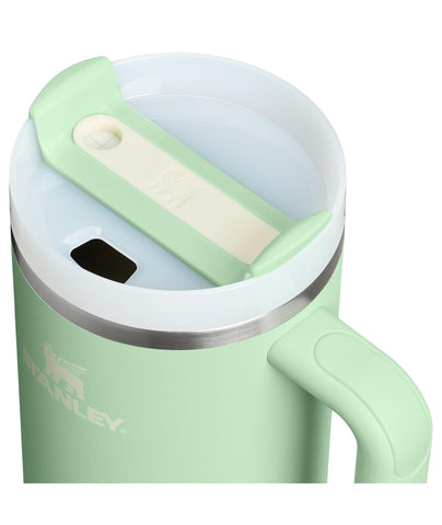 STANLEY FlowState lid close-up highlighting rotating cover and spill control