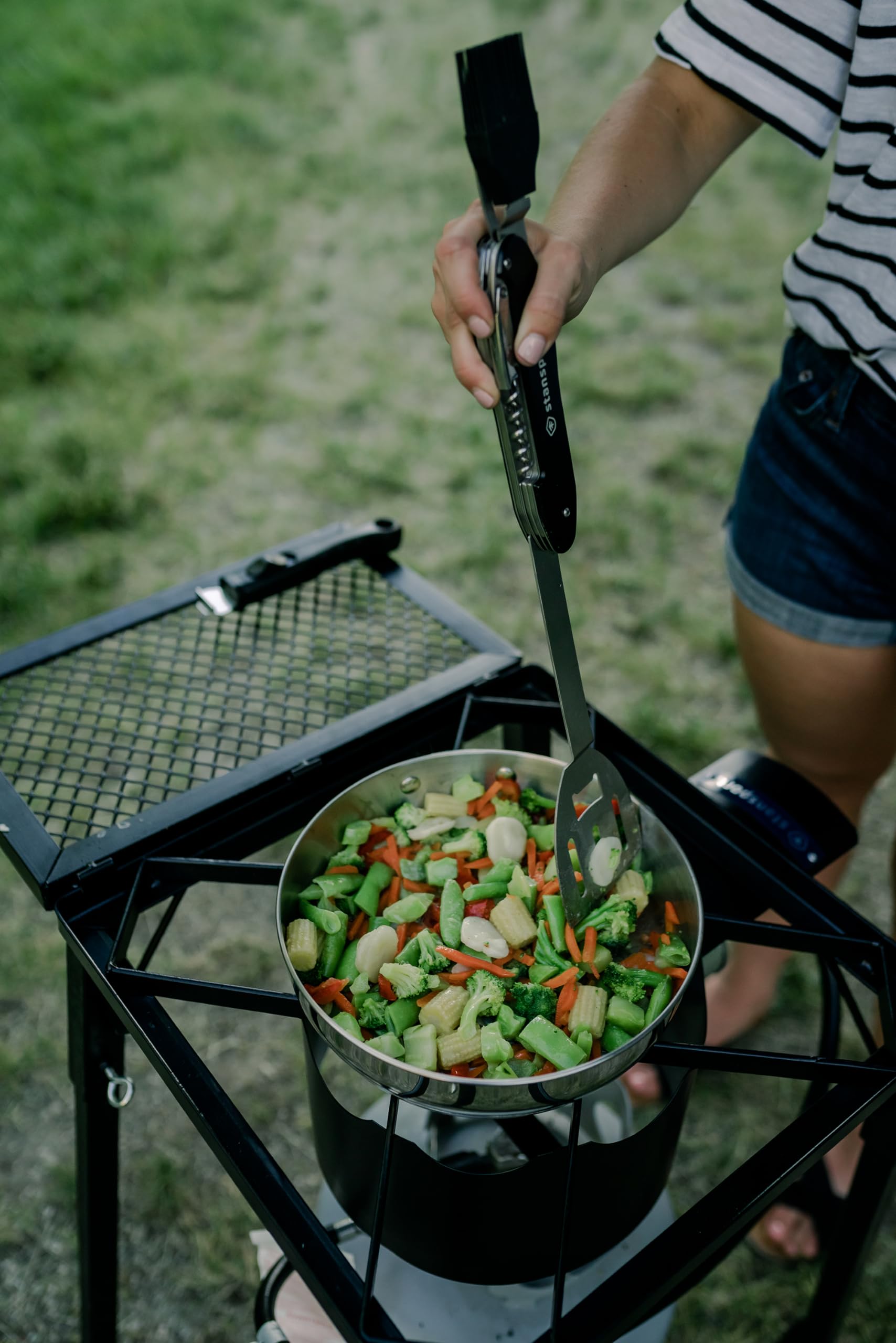 Stansport detachable handle attached to pot for safer serving