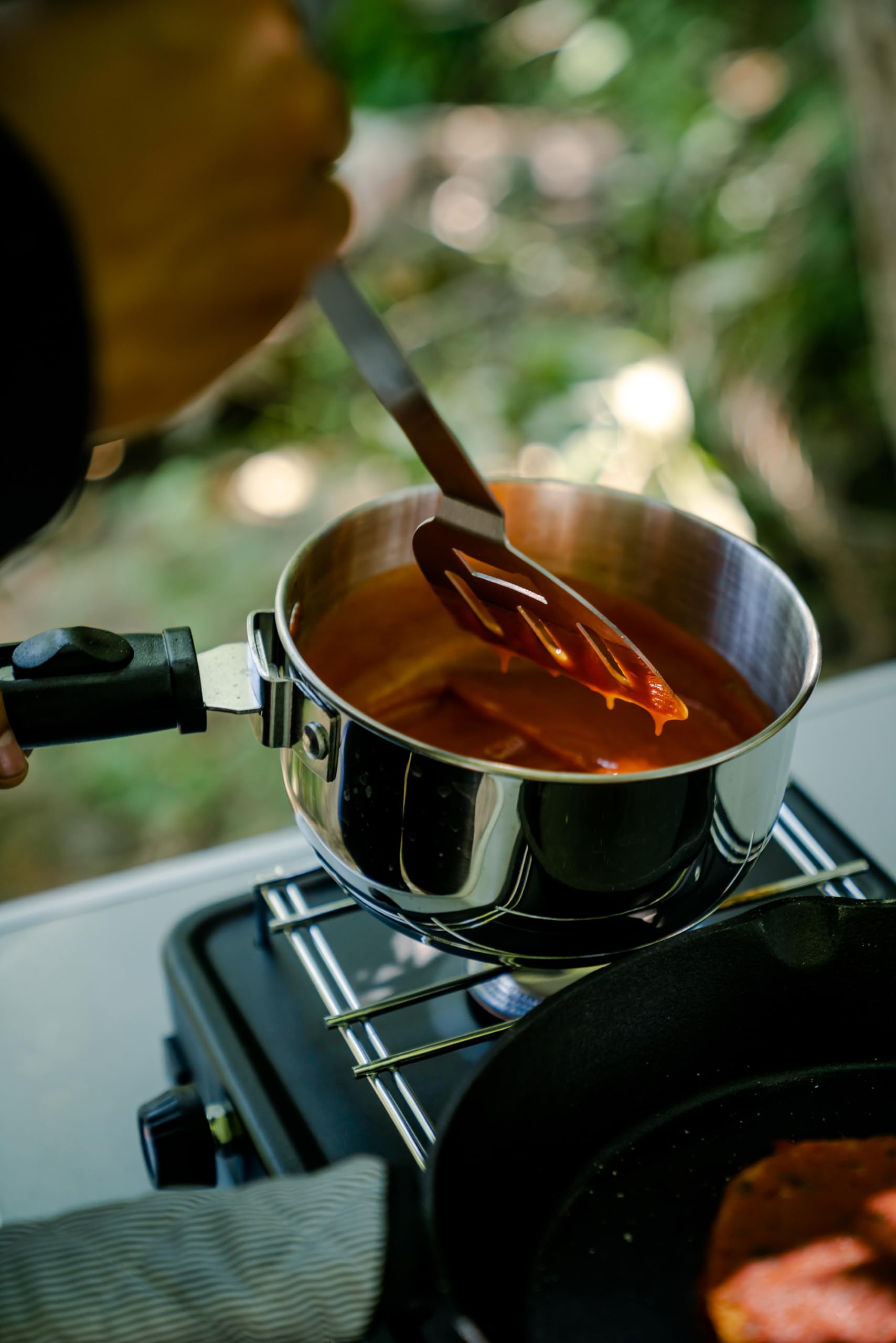 Stansport universal lid fitting multiple pots to trap heat efficiently