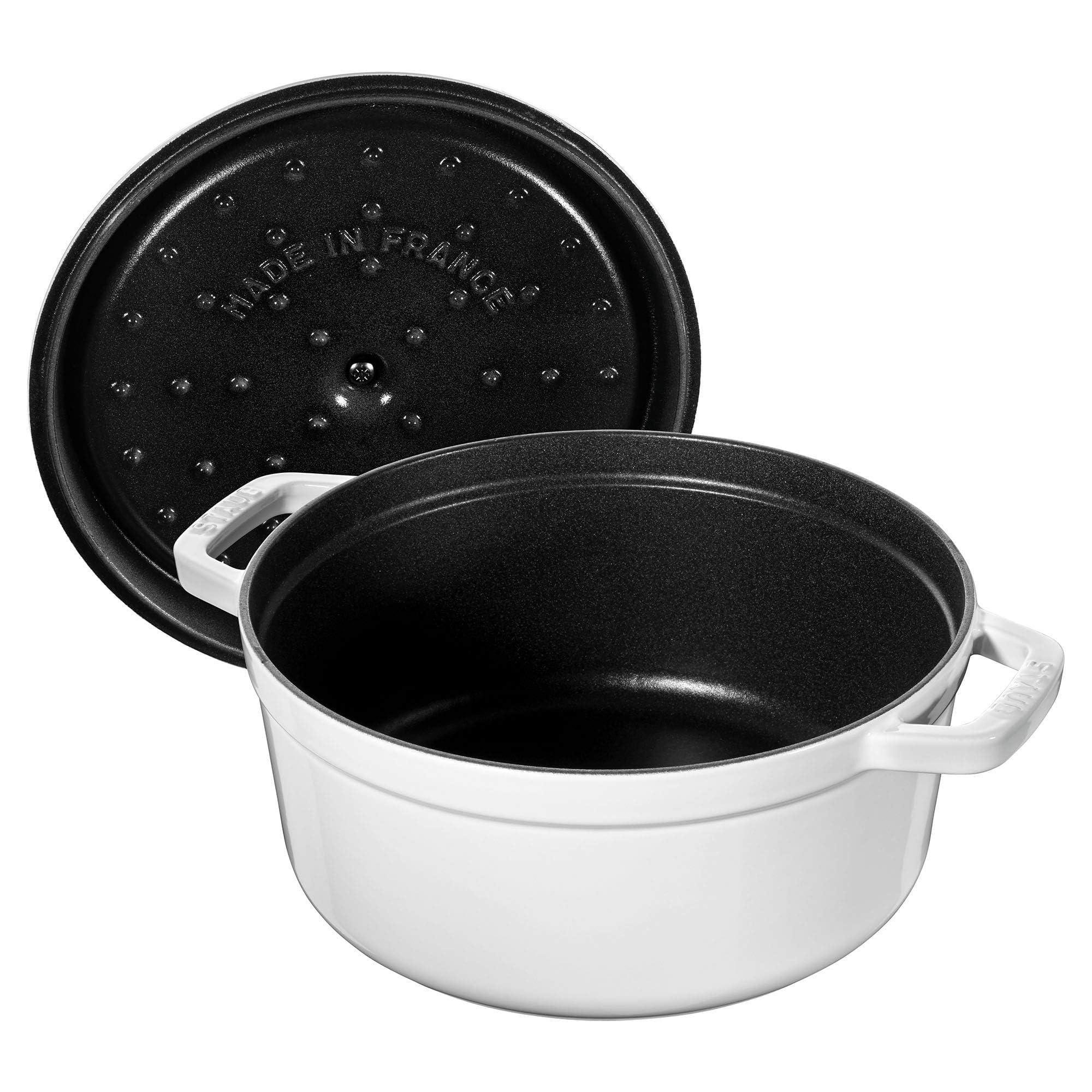STAUB brass knob and lid profile highlighting heat-resistant knob benefit: secure handling
