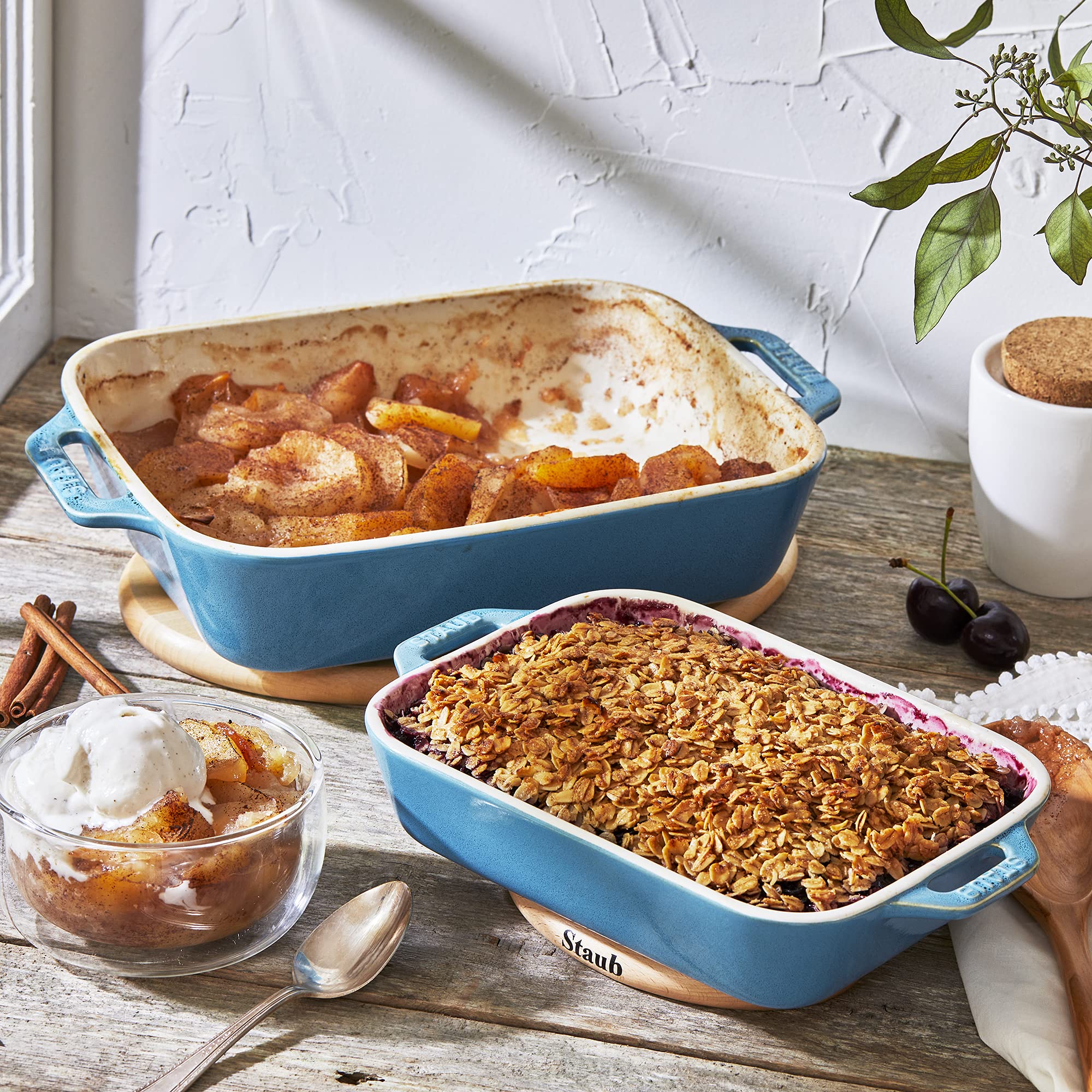 STAUB close-up of vitreous porcelain glaze highlighting scratch-resistant texture