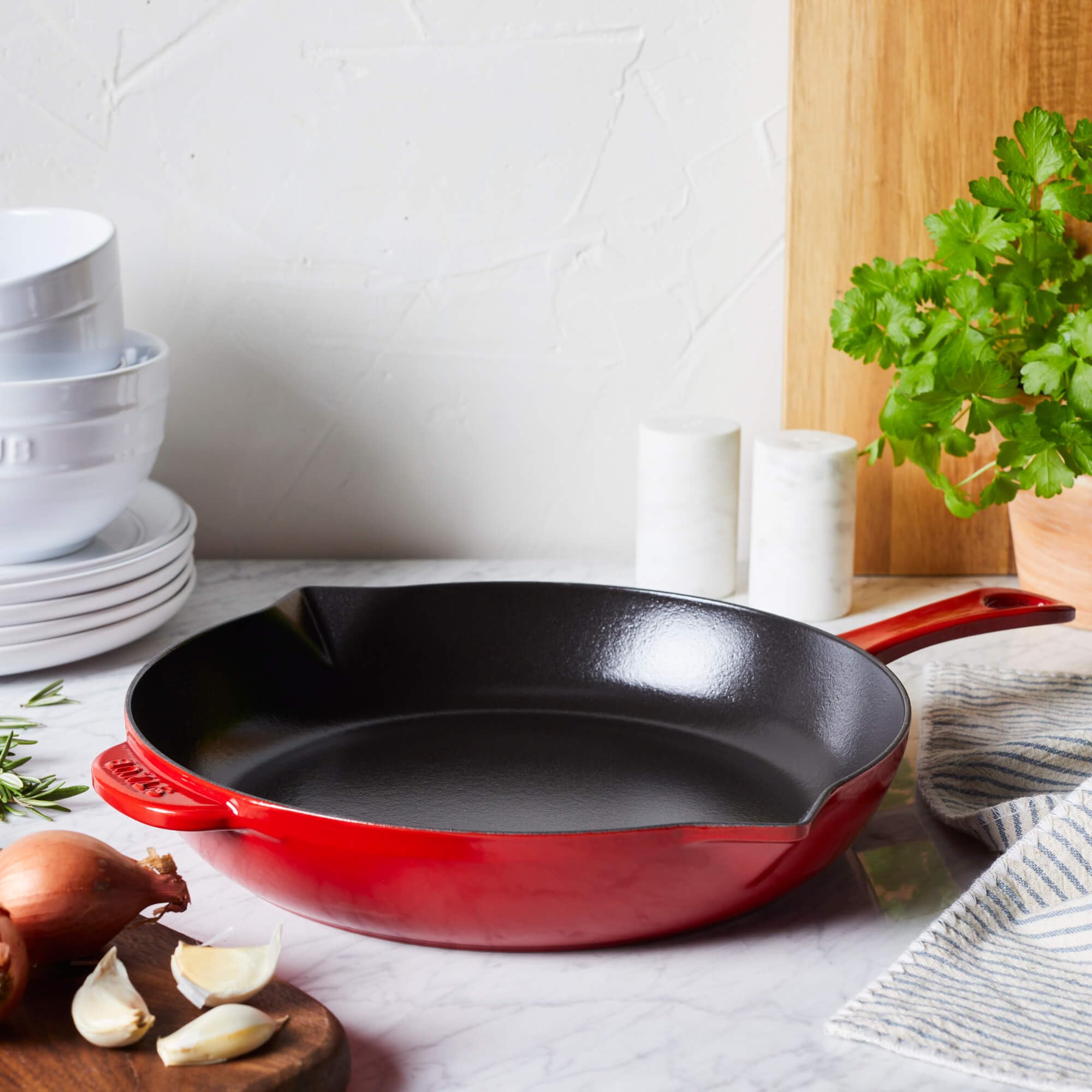 Staub side profile with handle and pour spout for easy handling and fat removal