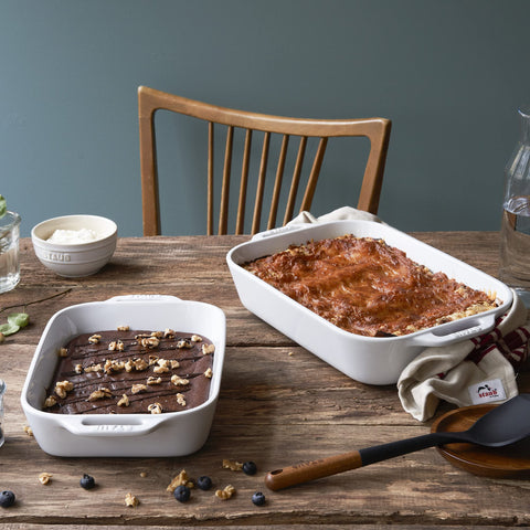 STAUB close-up of porcelain-enamel glaze highlighting scratch resistance and durable finish