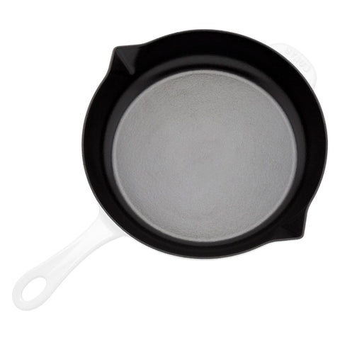 STAUB pouring spout view demonstrating drip-free transfers for cleaner cooking