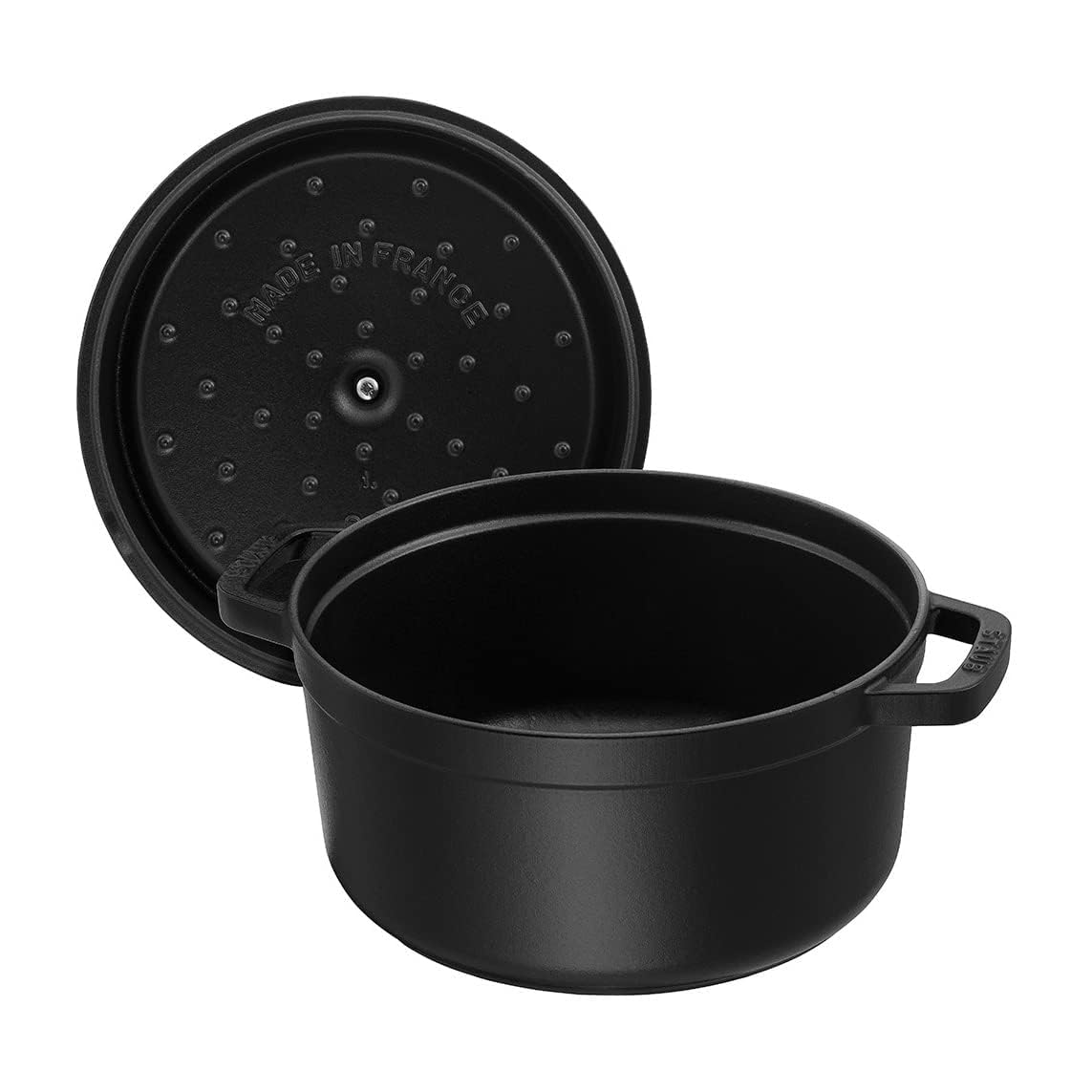 STAUB cocotte beside utensils showing 4-qt scale for 3–4 servings convenience