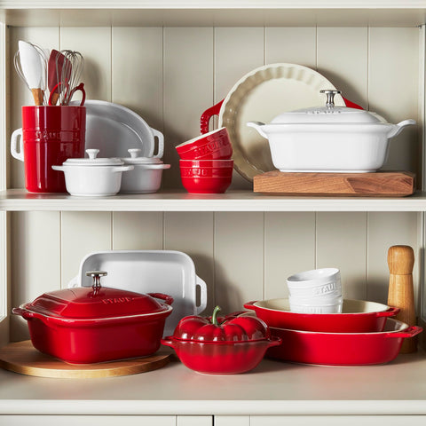 Staub tomato cocotte filled with baked gratin, ideal single-serving cooking benefit
