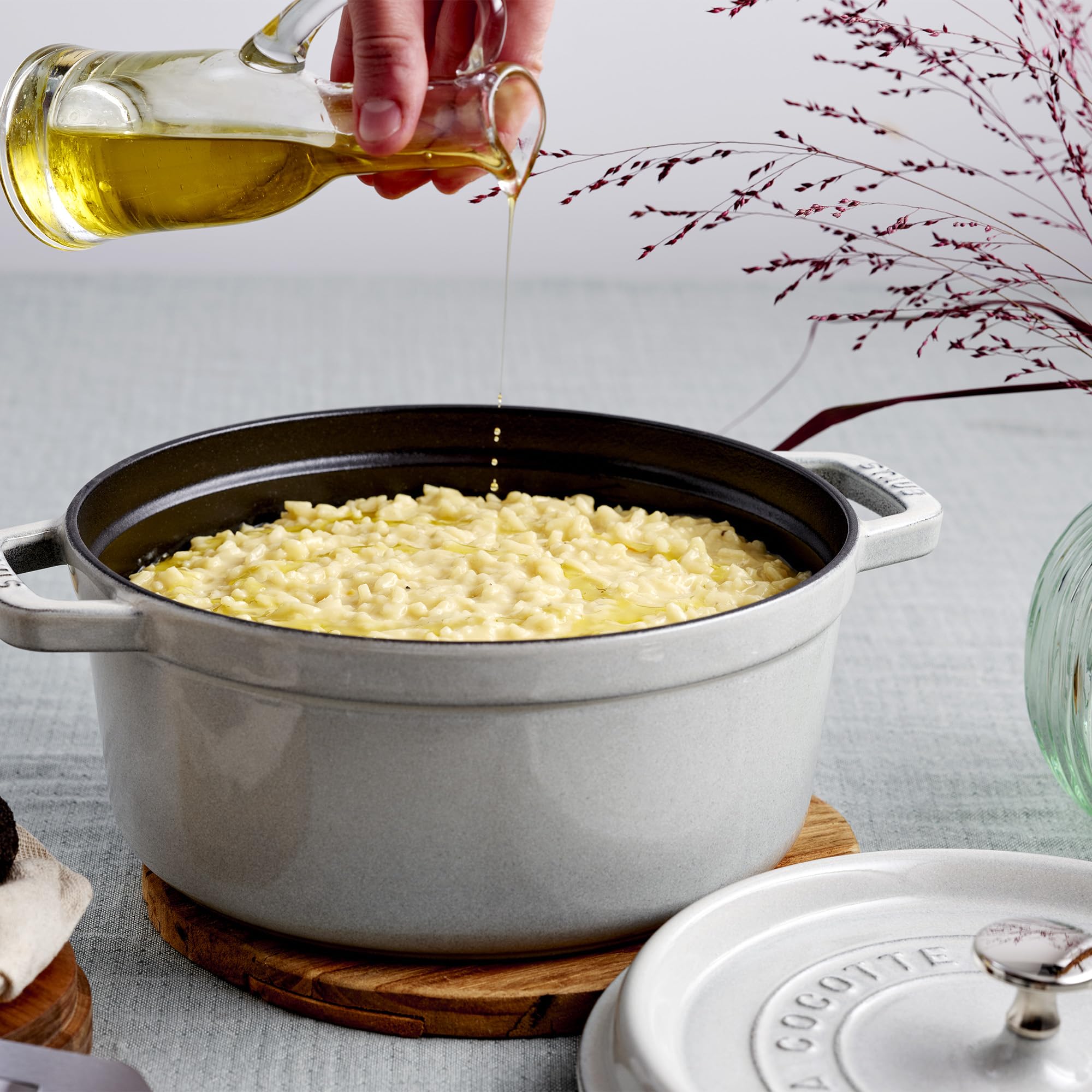 STAUB side profile highlighting sturdy handles for safe lifting benefit