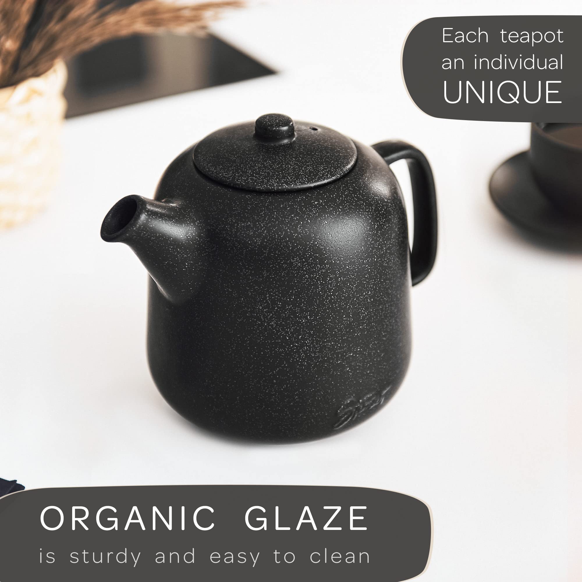 Steinzeit teapot pouring tea to show smooth spout and drip-free benefit