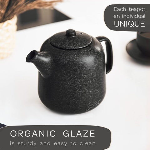 Steinzeit teapot pouring tea to show smooth spout and drip-free benefit