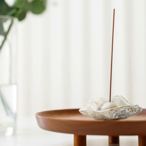 stonechic oyster shell holding rings demonstrates jewelry display use