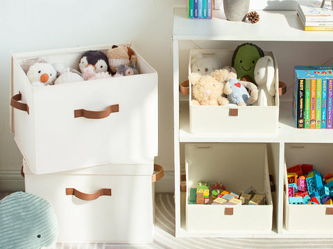 StorageWorks open bin with folded clothes to demonstrate 20L capacity