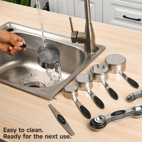 Strelitsia leveler with spoons arranged to show precise portion leveling