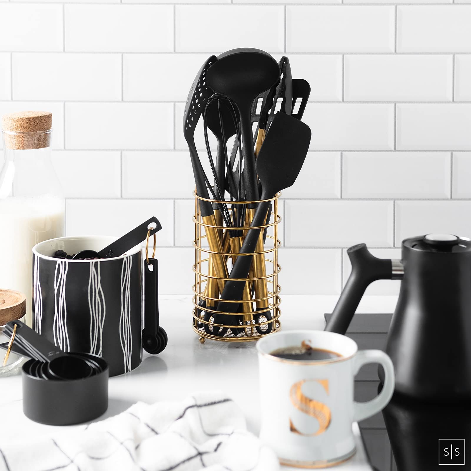 STYLED SETTINGS close-up of gold-plated handle highlighting balanced weight and polish