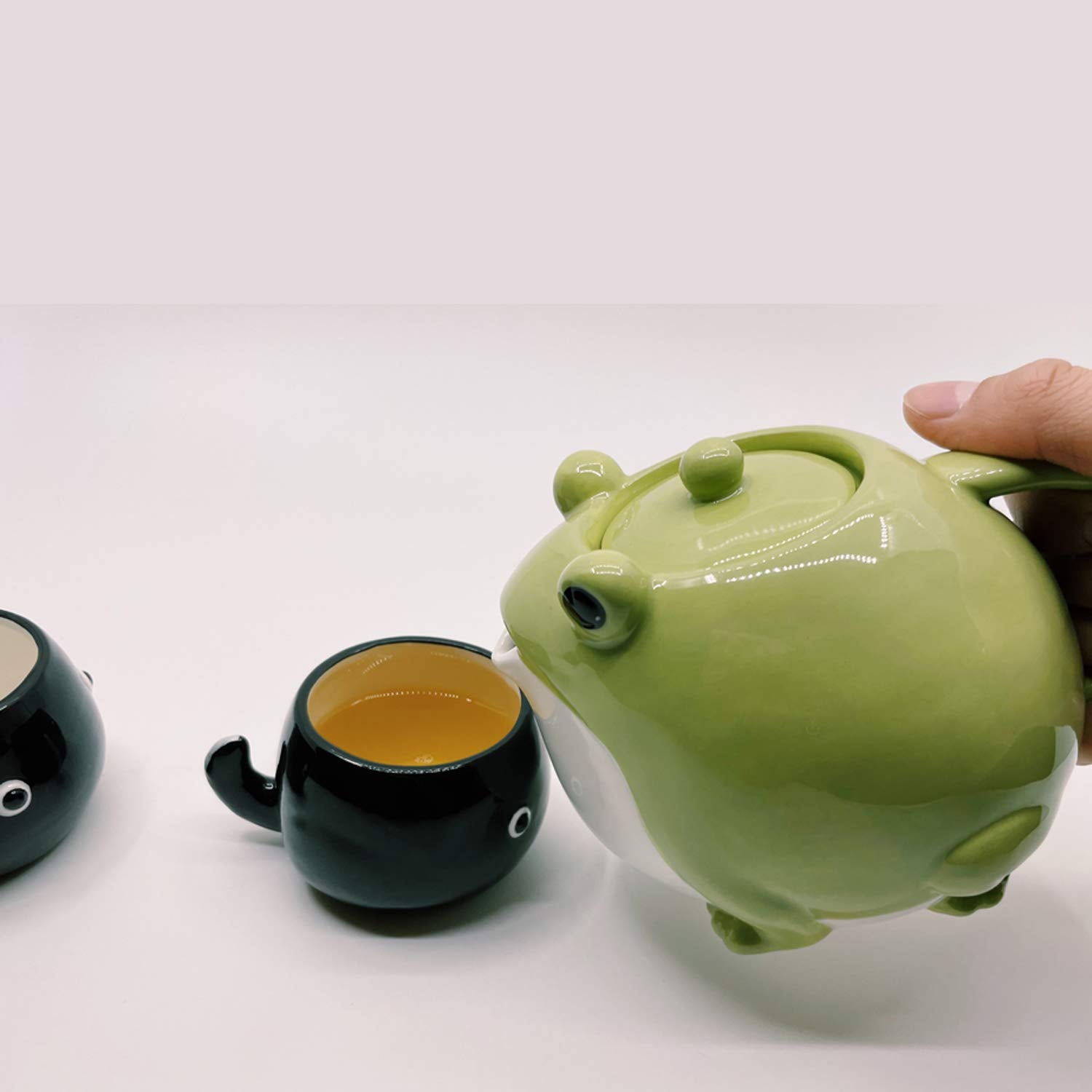 Sunart set presented with tea leaves and accessories showing gifting idea
