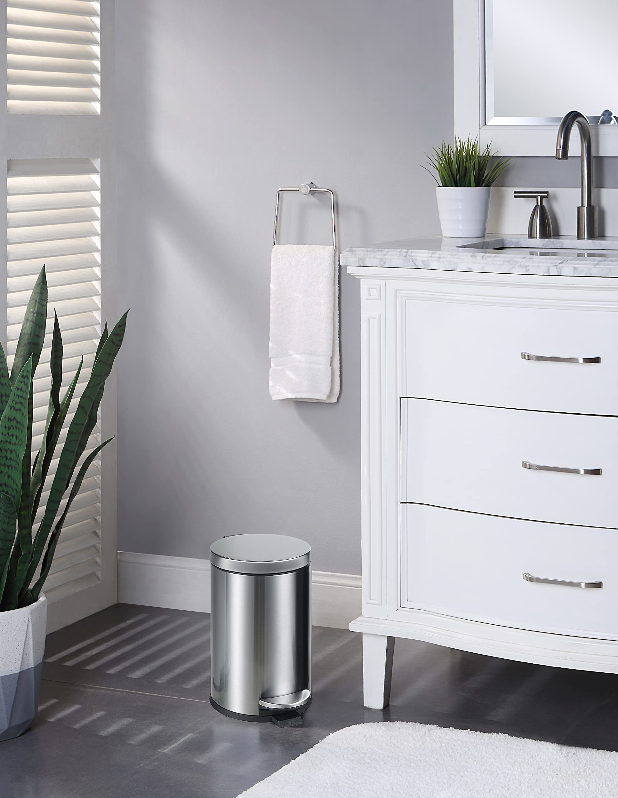 SunnyPoint removable inner plastic bucket lifted out for easy cleaning