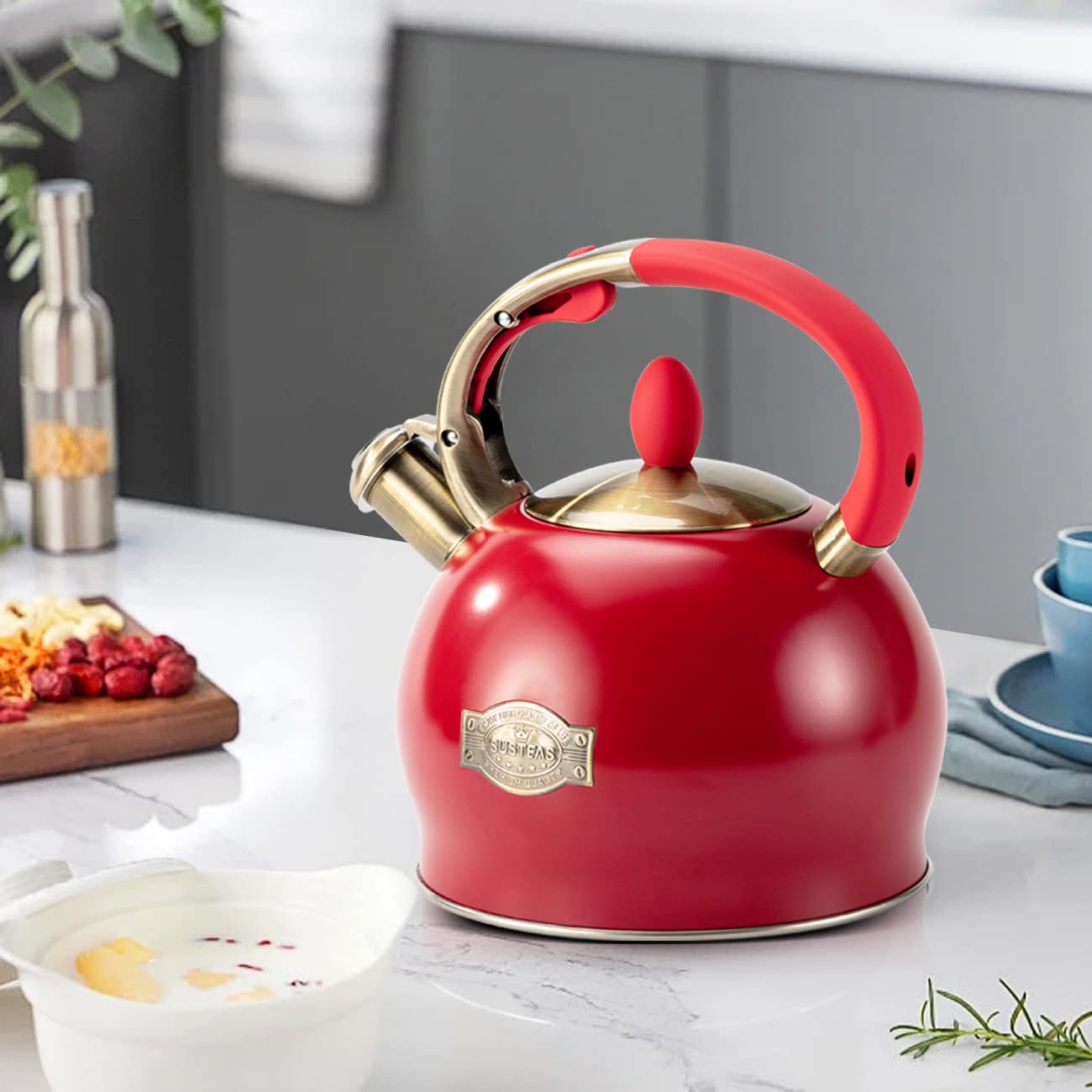 SUSTEAS next to coffee mugs showing 2.7QT capacity for family servings