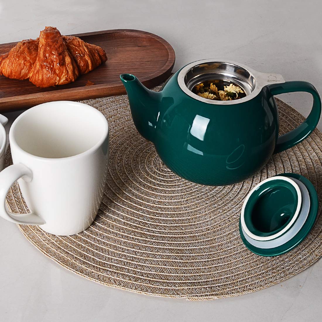 Sweejar Home teapot pouring into cup demonstrating smooth flow and easy serving