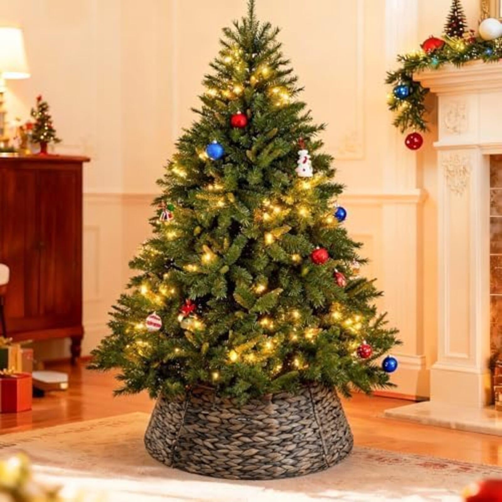Sweetcrispy collar under decorated Christmas tree showing polished holiday aesthetic