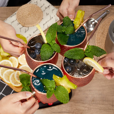 TABLEWARE MELODY mugs in use with cocktails showing cold retention benefit
