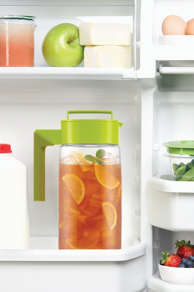 Takeya next to a measuring cup showing two-quart capacity for family servings