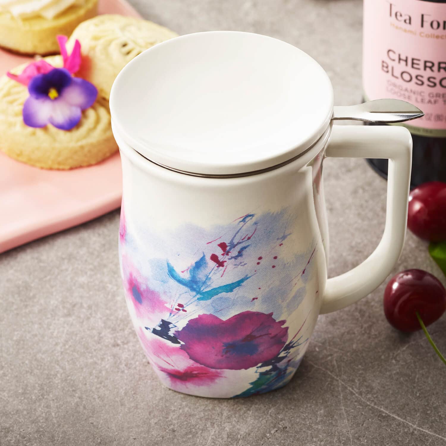 Tea Forte Fiore brewing in use with lid on, keeps tea hot and tidy while steeping