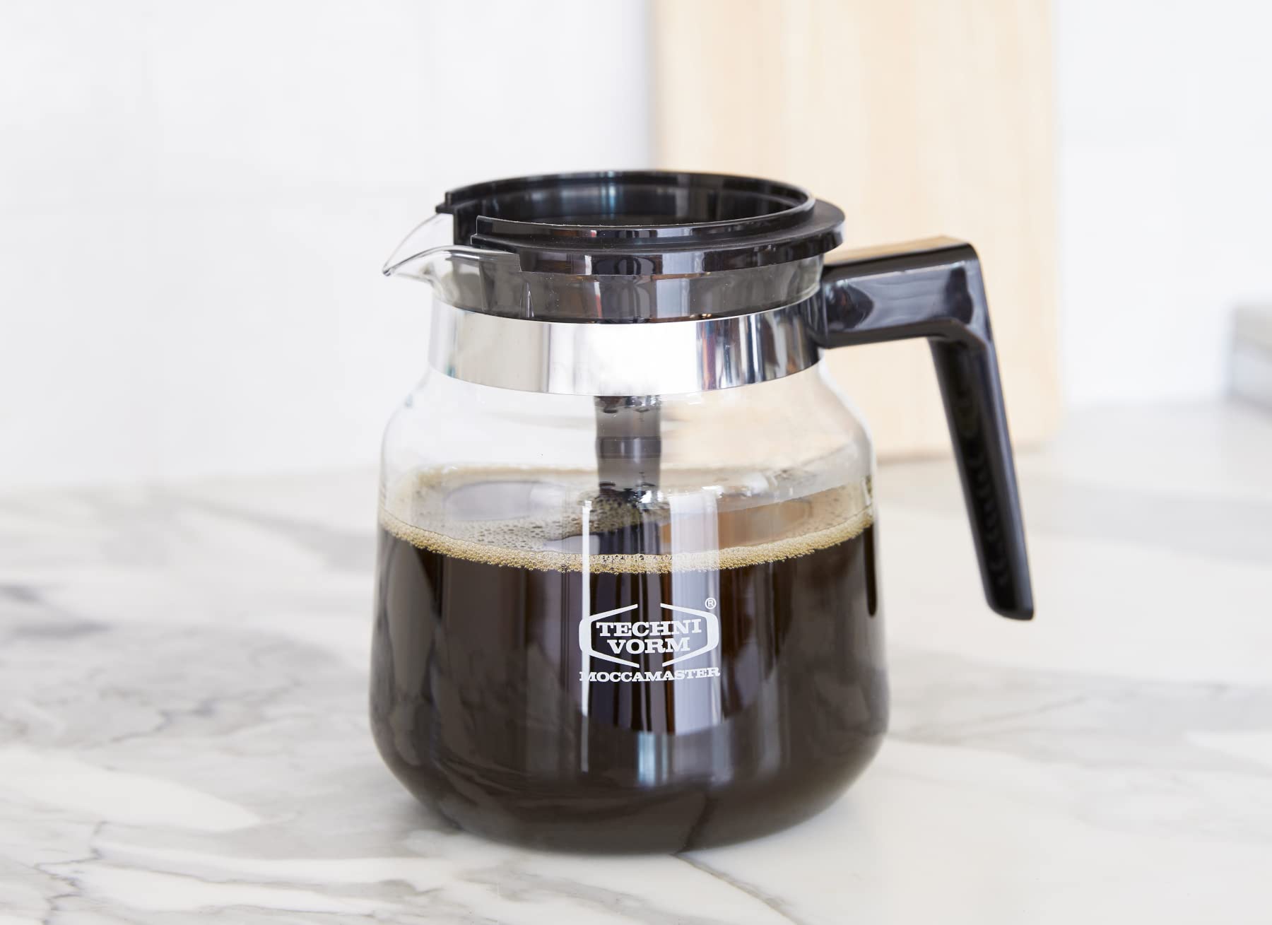 Technivorm Moccamaster close-up of carafe pouring lip for drip‑free serving and control