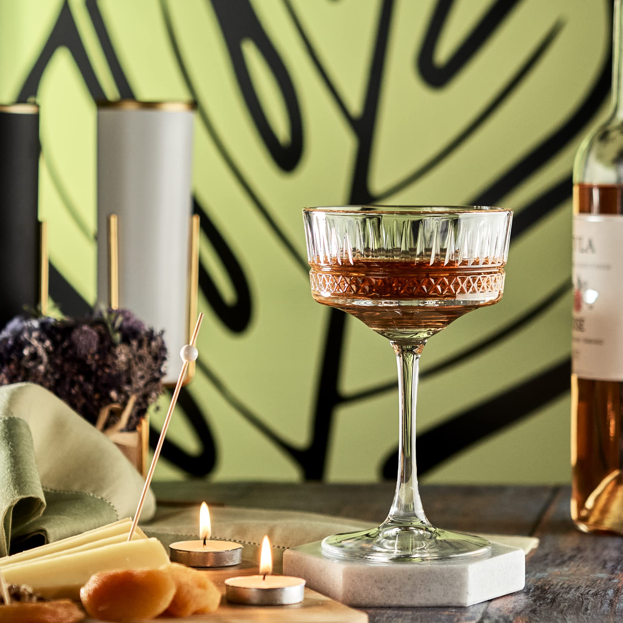the mask el turko close-up of coupe bowl highlighting smooth rim and enhanced aroma delivery