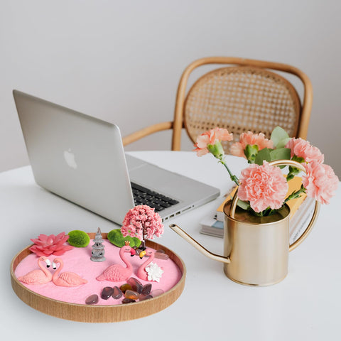 Threeheng flamingo figurines and lotus detail arranged, offering playful focal points