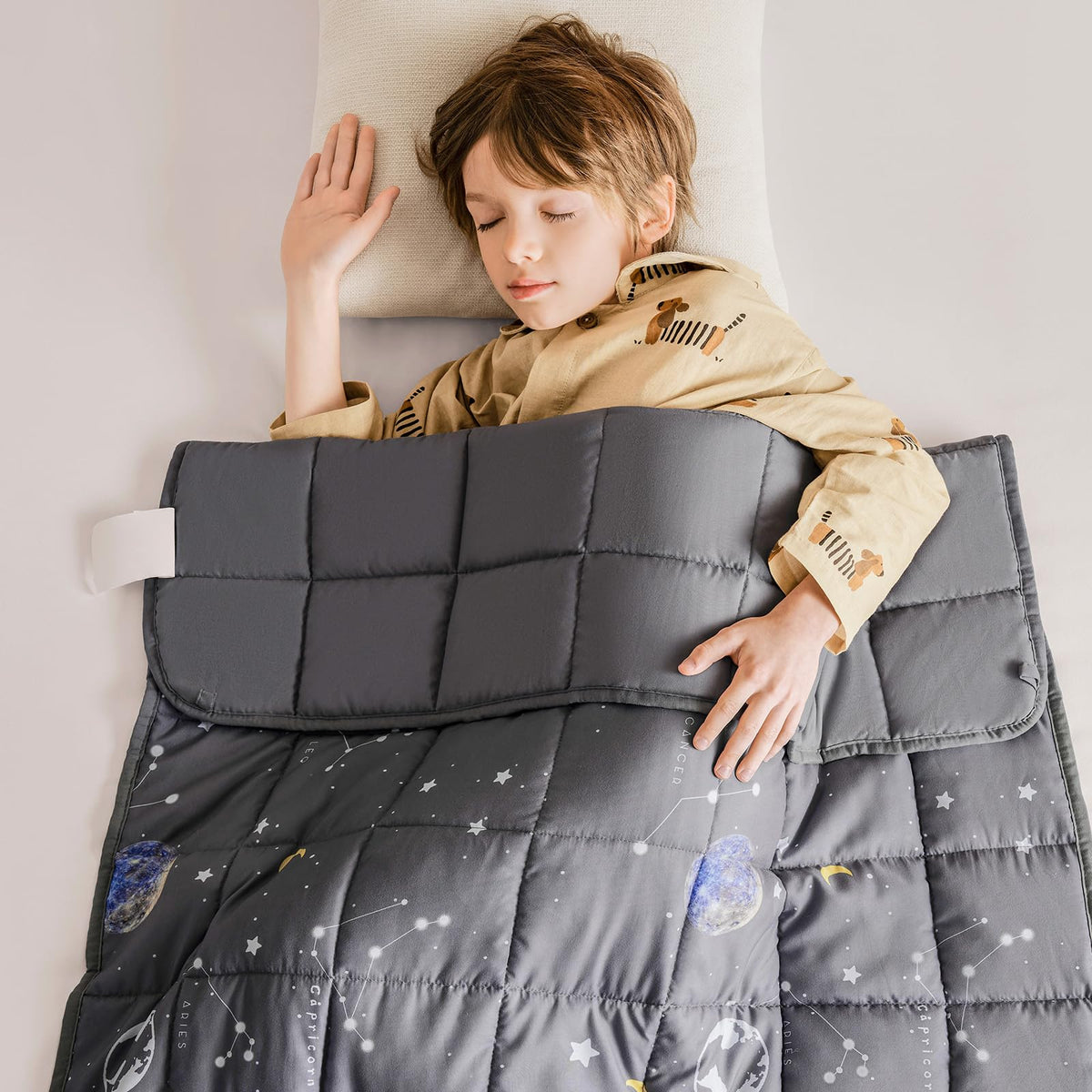 Topcee front view of weighted blanket showing full throw and design benefits