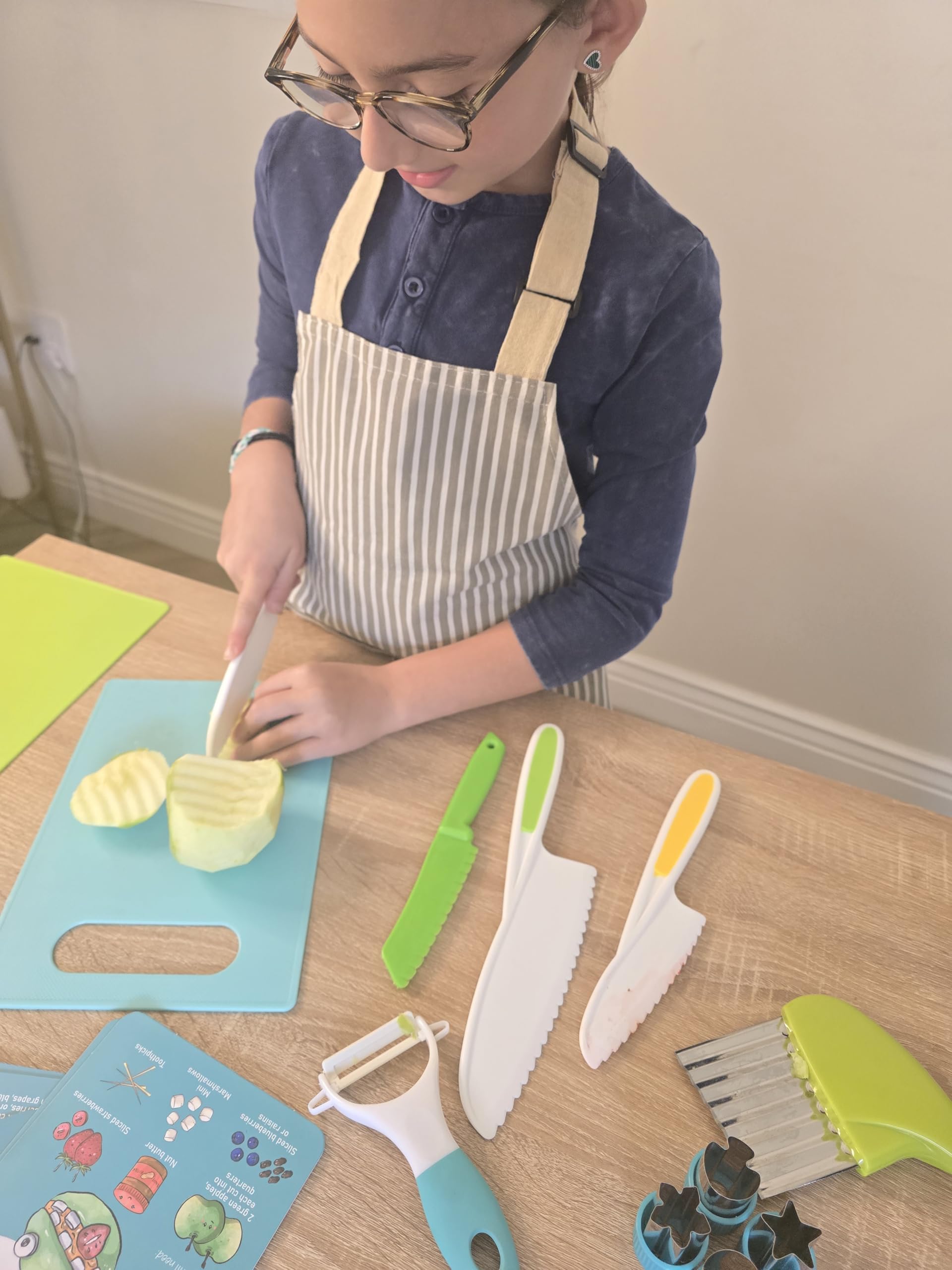 TOVLA JR. illustrated recipe booklet open with simple steps