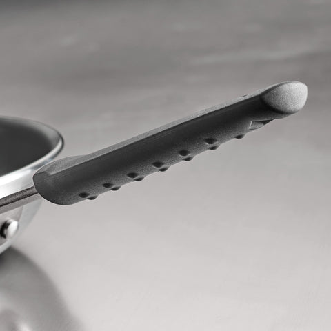 Tramontina side profile highlighting heavy-gauge aluminum for consistent heating