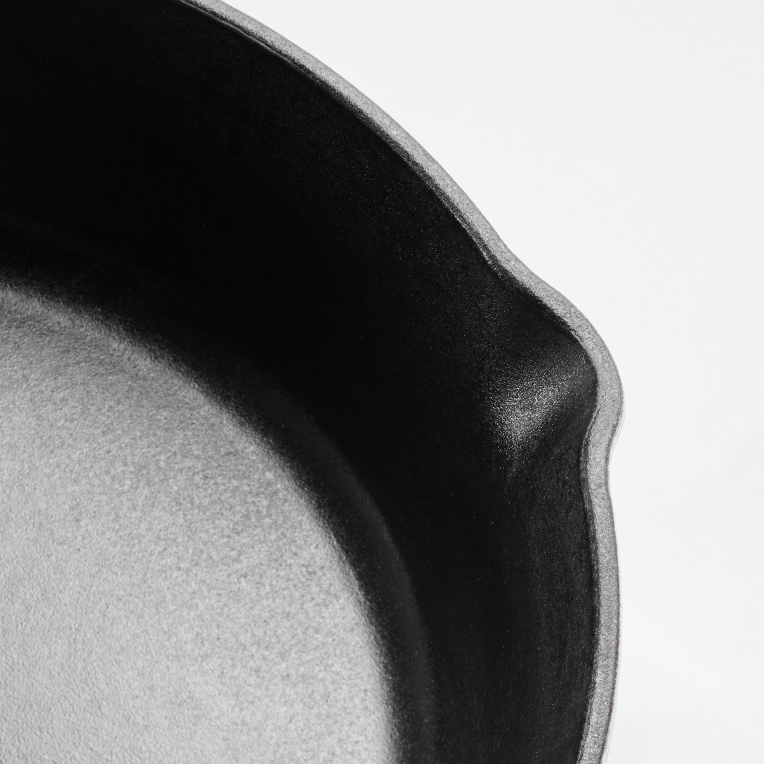 Tramontina side pour spout for controlled pouring and mess-free transfer benefit