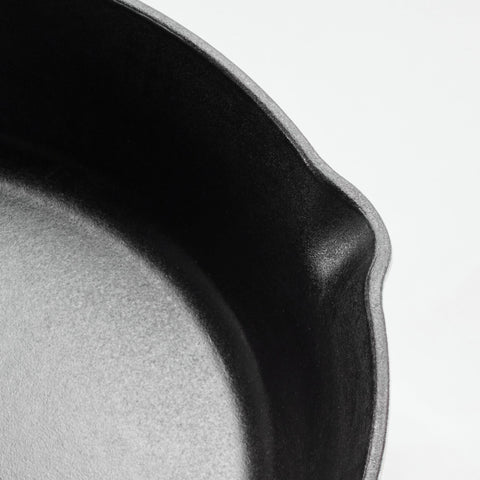 Tramontina side pour spout for controlled pouring and mess-free transfer benefit