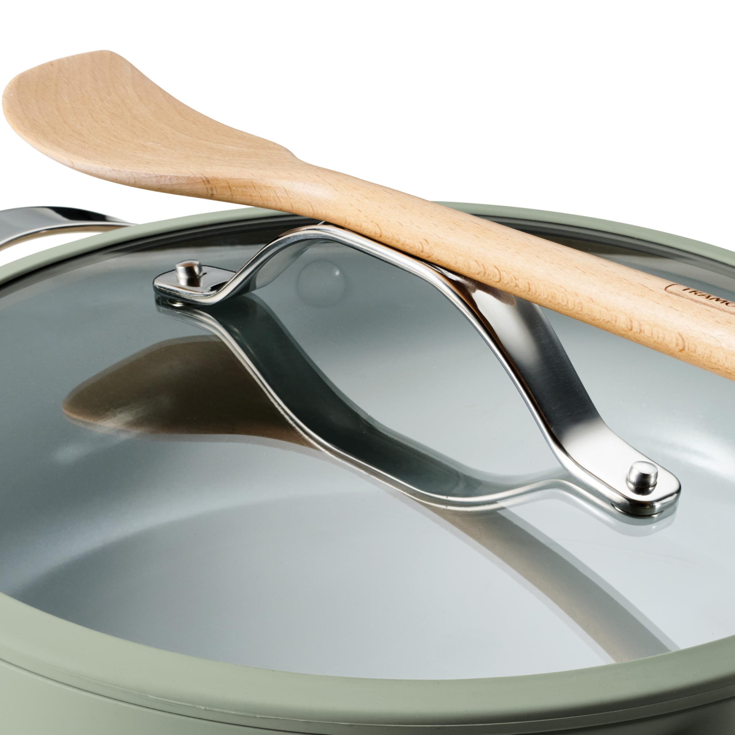 Tramontina pan with pot holder illustrating scale and safe handling
