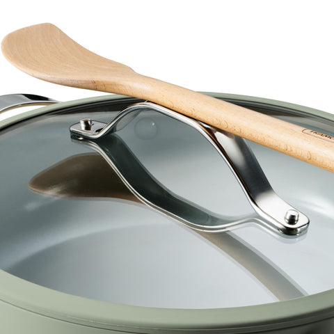 Tramontina pan with pot holder illustrating scale and safe handling